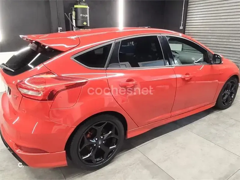 Usado Ford Focus ST 185 CV (136 kW) 2015 Rojo Berlina