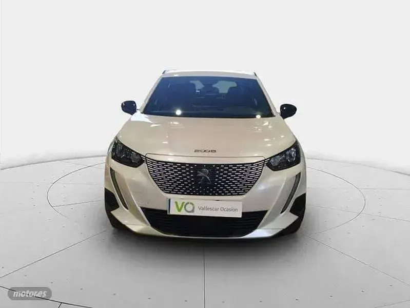 Usado Peugeot e-2008 Allure 100 kW (136 CV) 2023 Plateado SUV