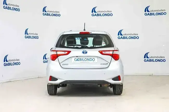 Usado Toyota Yaris Hybrid Advance 100 CV (73 kW) 2019 Gris / plata Berlina