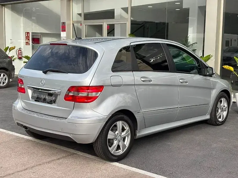 Usado Mercedes B200 140 CV (102 kW) 2011 Gris / plata Utilitario