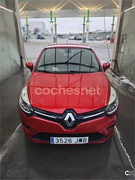 Usado Renault Clio Zen 120 CV (88 kW) 2017 Rojo Familiar