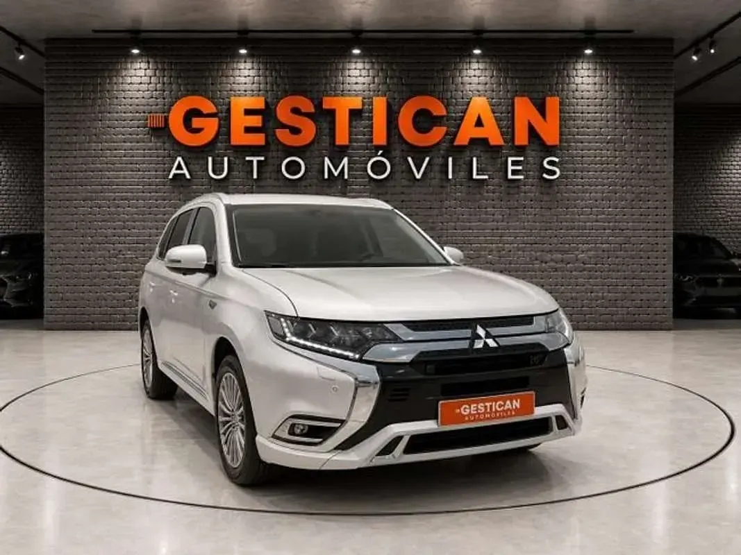 Usado Mitsubishi Outlander P-HEV 224 CV (164 kW) 2021 Blanco SUV