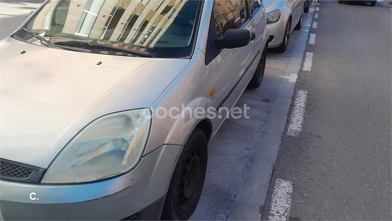 Usado Ford Fiesta Trend 68 CV (50 kW) 2004 Gris / plata Utilitario