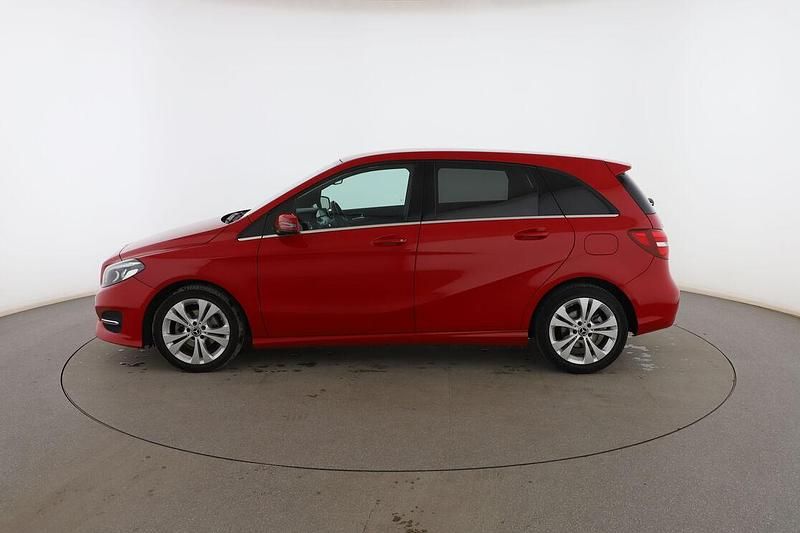 Usado Mercedes B180 110 CV (80 kW) 2018 Rojo Monovolumen