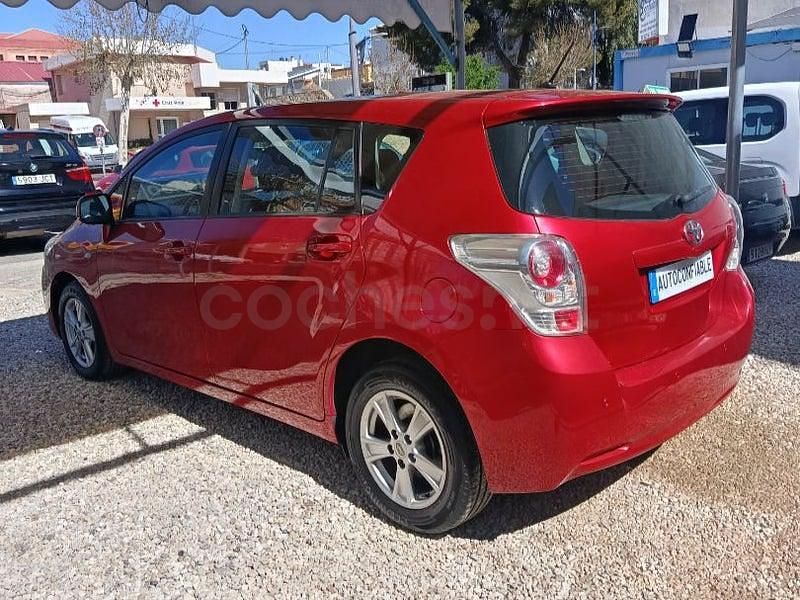 Usado Toyota Verso Live 126 CV (92 kW) 2010 Rojo Monovolumen