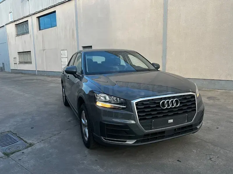 Usado Audi Q2 Advanced Plus 150 CV (110 kW) 2018 Gris / plata SUV