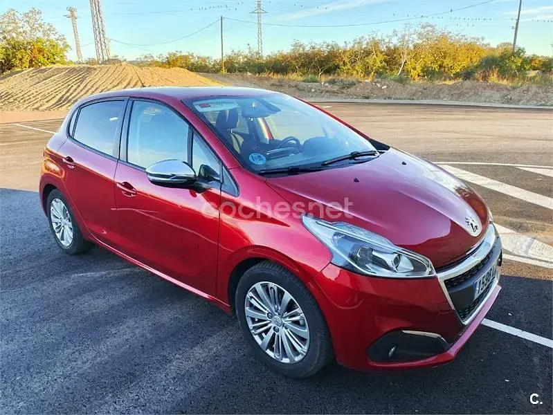 Używany Peugeot 208 Signature Sky 82 KM (60 kW) 2019 Czerwony Hatchback