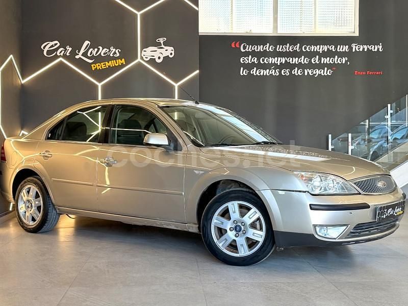 Usado Ford Mondeo Ghia 130 CV (95 kW) 2004 Beige Berlina