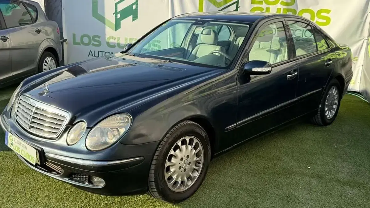 Usado Mercedes E270 Elegance 170 CV (125 kW) 2004 Negro Familiar