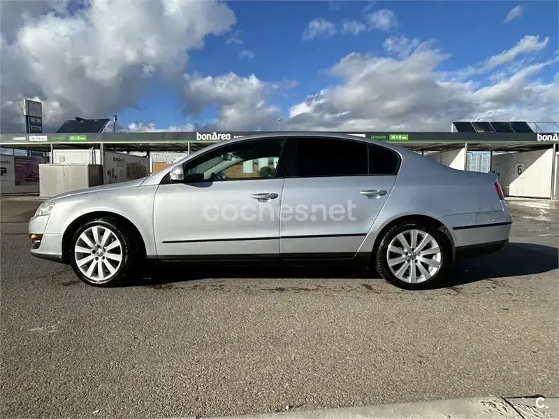 Usado VW Passat Edition 110 CV (80 kW) 2009 Gris / plata Berlina