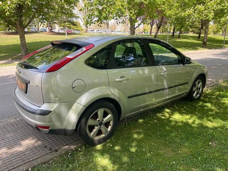 Usado Ford Focus Ghia 100 CV (73 kW) 2005 Gris / plata Berlina