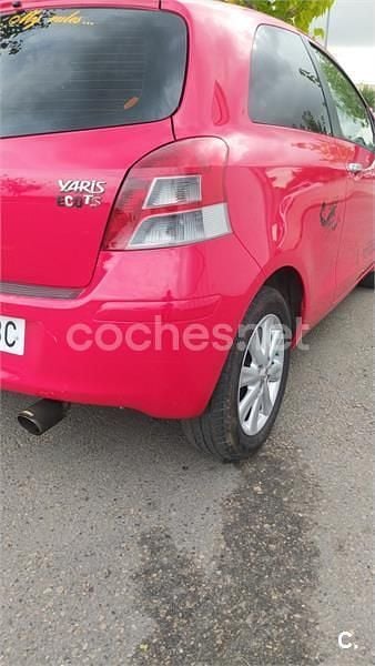 Usado Toyota Yaris Active 101 CV (74 kW) 2010 Rojo Berlina