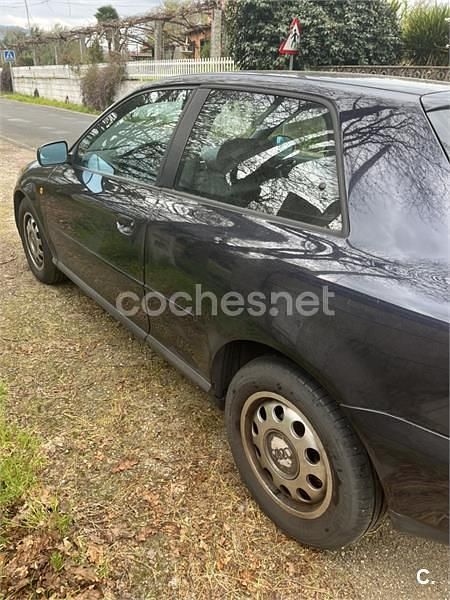 Usado Audi A3 Ambiente 150 CV (110 kW) 1999 Azul Utilitario