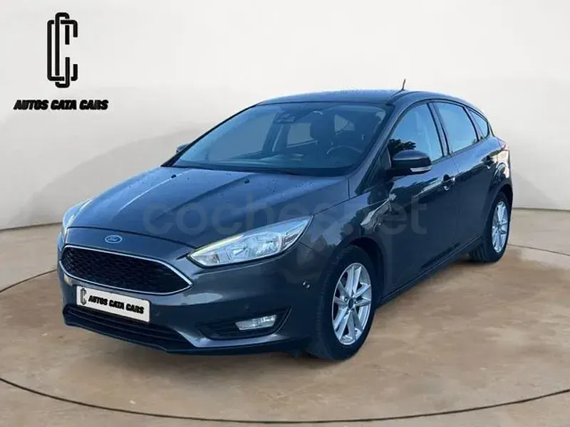 Usado Ford Focus Trend 120 CV (88 kW) 2015 Gris / plata Berlina