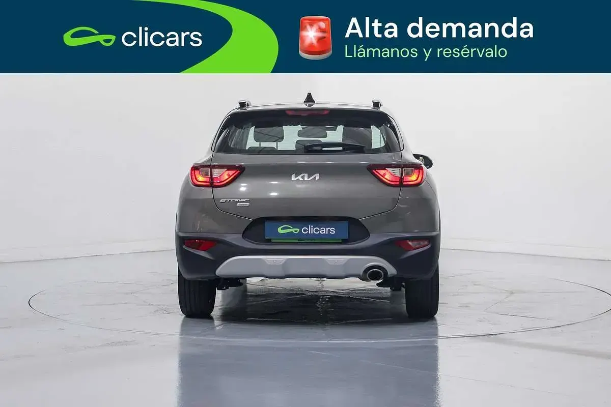 Usado Kia Stonic 120 CV (88 kW) 2023 Gris SUV