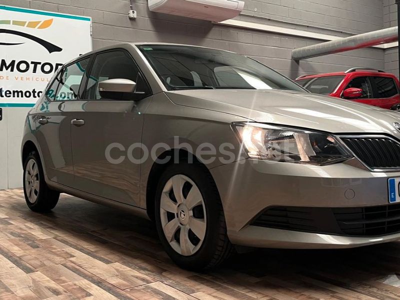 Beige Usado 2015 Skoda Fabia Ambition Berlina | 7199 € (Buen precio) - Imagen 1/4