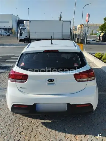 Usado Kia Rio 84 CV (61 kW) 2018 Blanco Berlina
