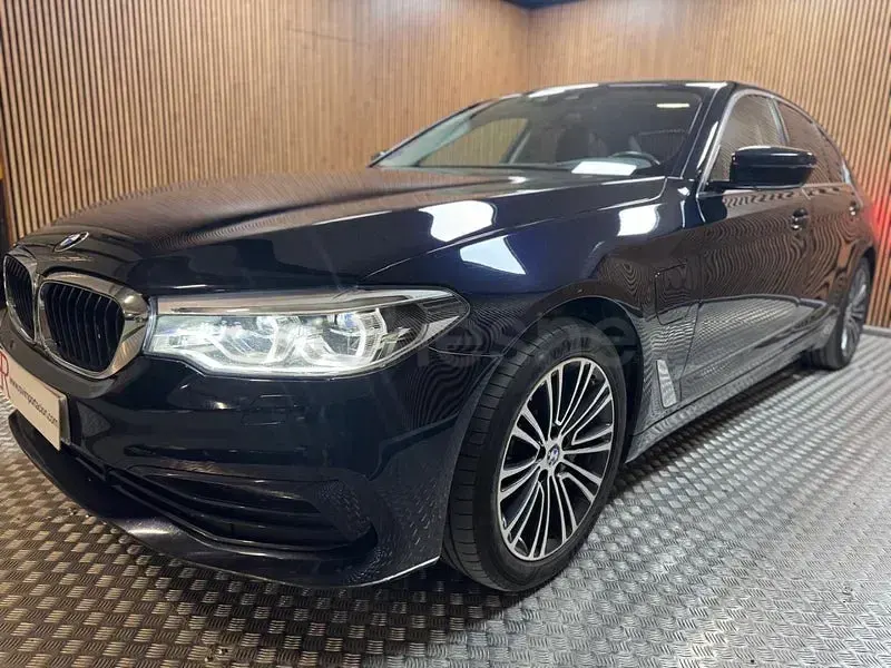 Usado BMW 530e Comfort Edition 252 CV (185 kW) 2020 Negro Berlina