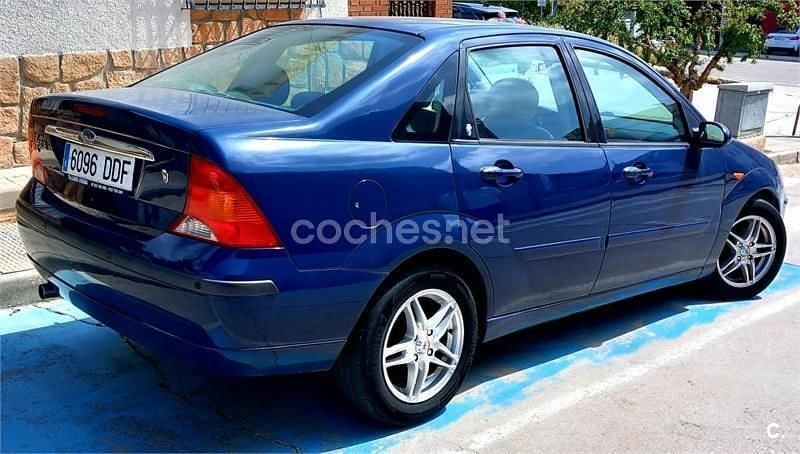 Begagnad Ford Focus Ghia 100 HK (73 kW) 2004 Blå Sedan