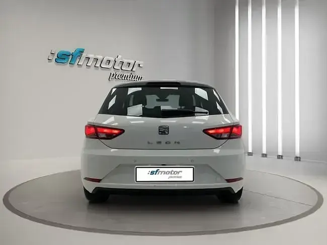 Usado Seat Leon Style 130 CV (95 kW) 2018 Blanco Berlina