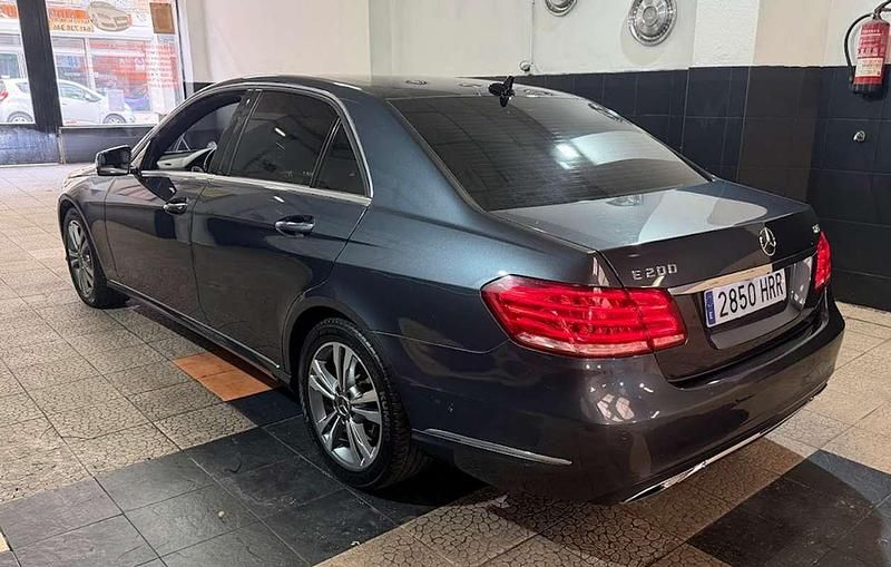 Usado Mercedes E200 Avantgarde 136 CV (100 kW) 2013 Gris Berlina