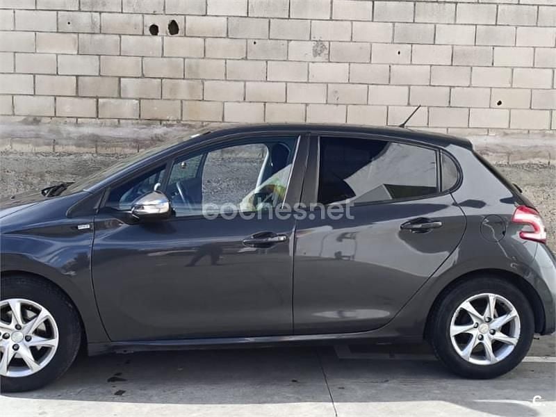 Usado Peugeot 208 Style 82 CV (60 kW) 2014 Gris / plata Utilitario