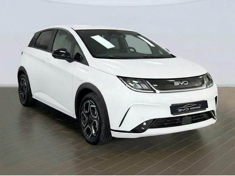 Usado BYD Dolphin Comfort 150 kW (204 CV) 2025 Skiing white Utilitario