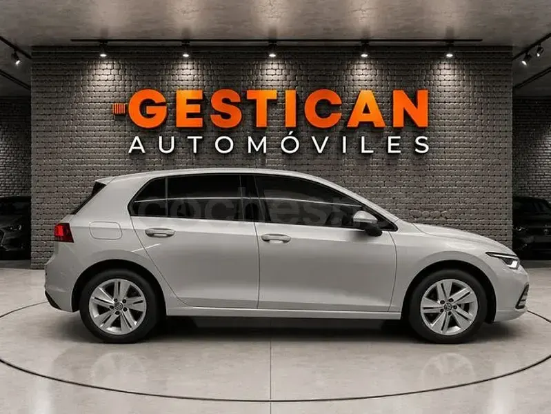 Usado VW Golf VIII Life 110 CV (80 kW) 2021 Gris / plata Berlina