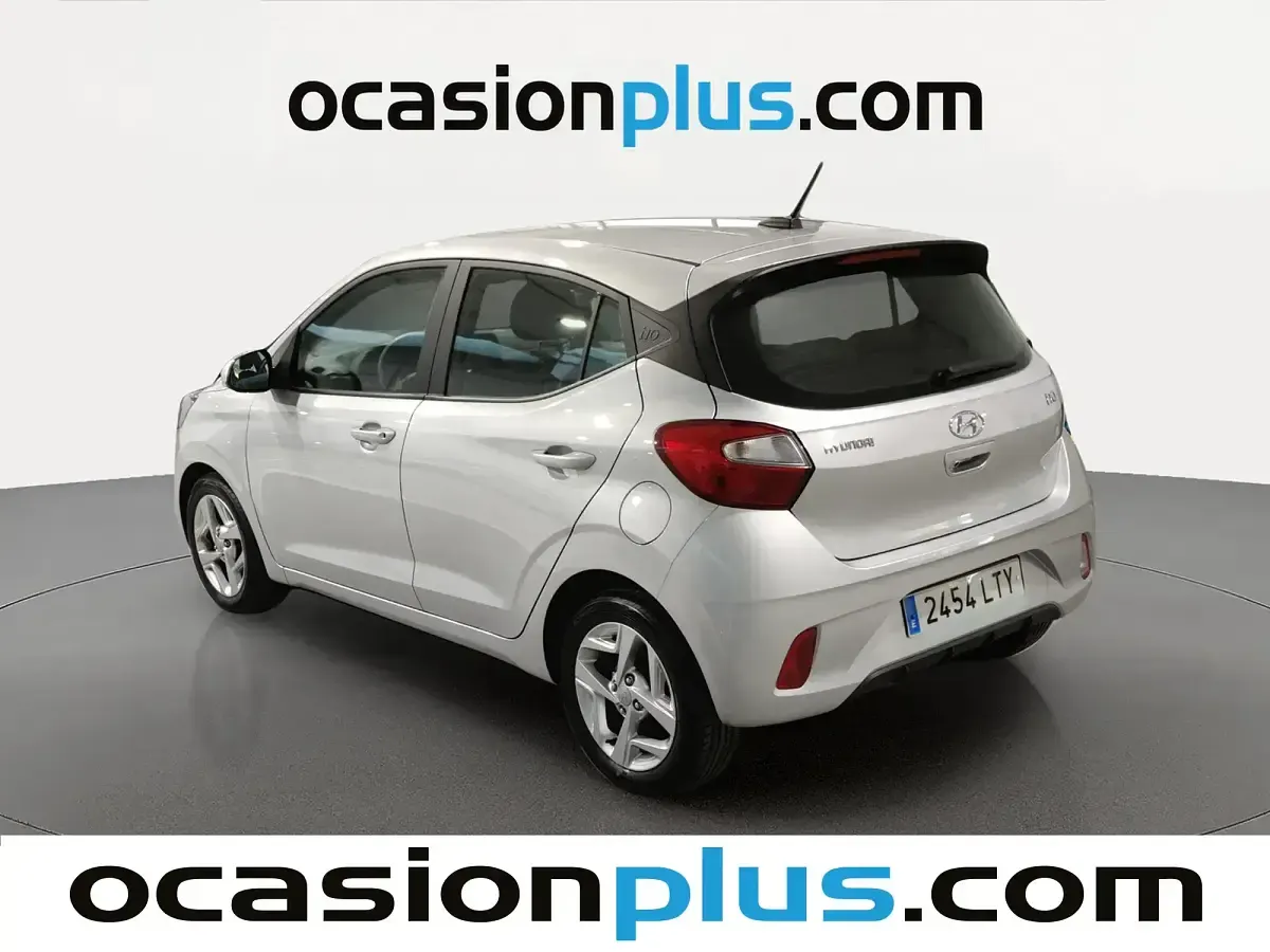 Usado Hyundai i10 67 CV (49 kW) 2021 Gris Utilitario