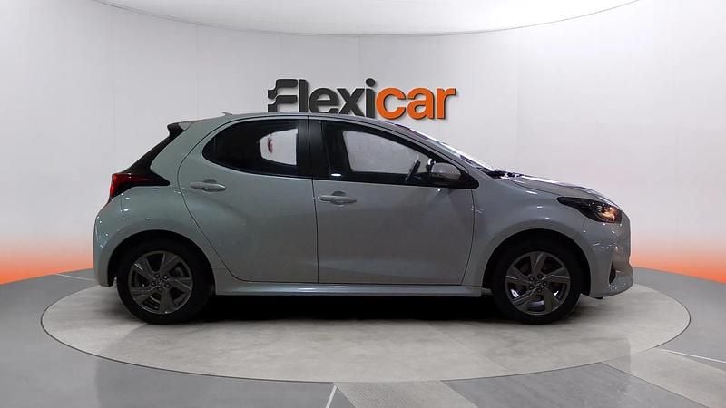 Usado Toyota Yaris Hybrid Active 116 CV (85 kW) 2024 Blanco Berlina
