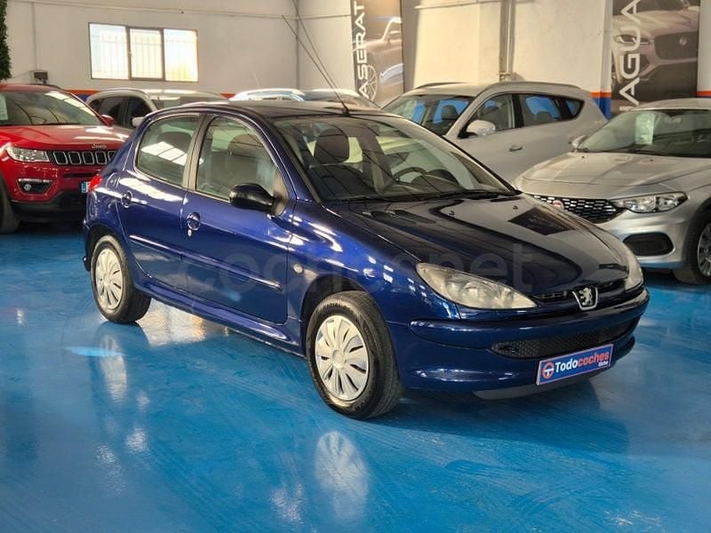 Usado Peugeot 206 90 CV (66 kW) 2003 Azul Berlina