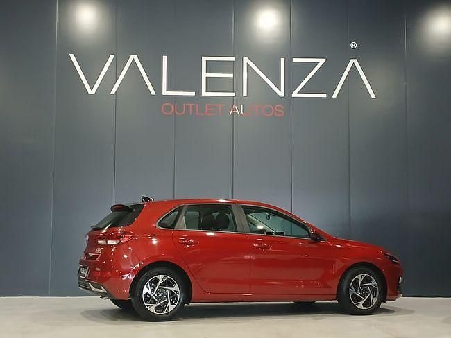 Usado Hyundai i30 96 CV (70 kW) 2024 Rojo