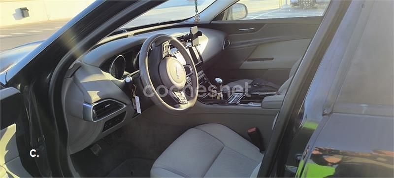 Usado Jaguar XE 180 CV (132 kW) 2015 Negro Berlina