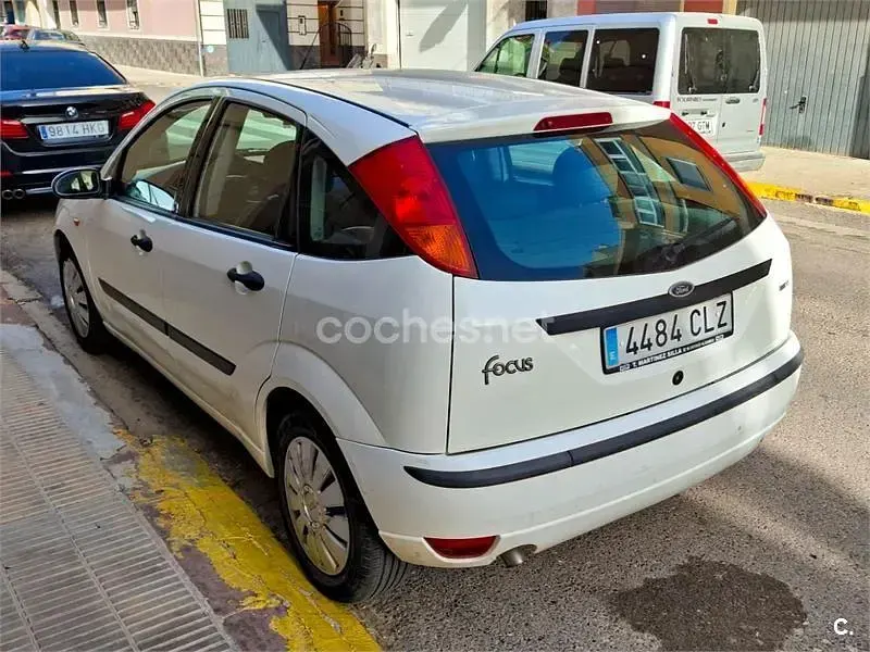 Usado Ford Focus Trend 90 CV (66 kW) 2004 Blanco Berlina
