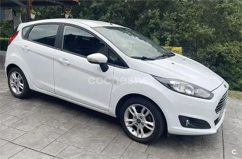 Usado Ford Fiesta Titanium 95 CV (69 kW) 2015 Blanco Utilitario