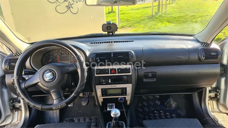 Usado Seat Leon Sport 110 CV (80 kW) 2005 Gris / plata Utilitario