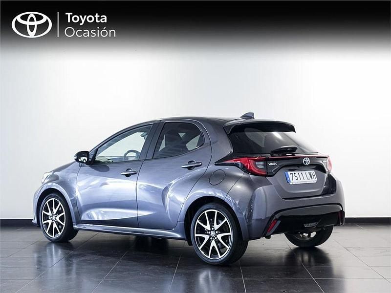 Usado Toyota Yaris Hybrid Style 116 CV (85 kW) 2022 Gris Berlina