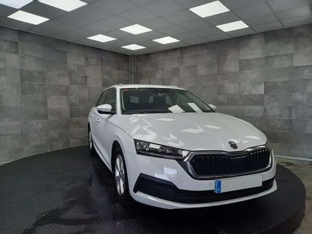 Usado Skoda Octavia 110 CV (80 kW) 2021 Blanco Familiar