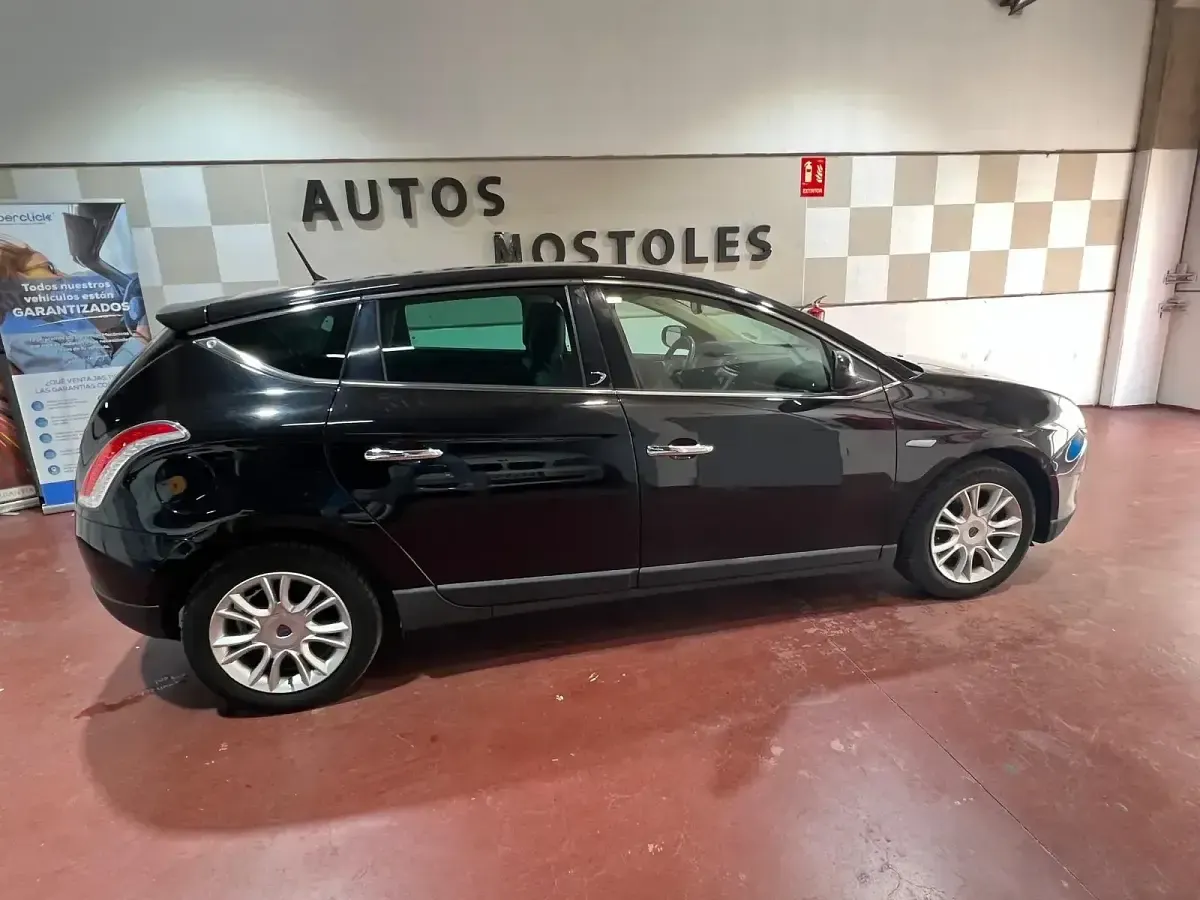 Usado Lancia Delta 105 CV (77 kW) 2012 Negro Utilitario