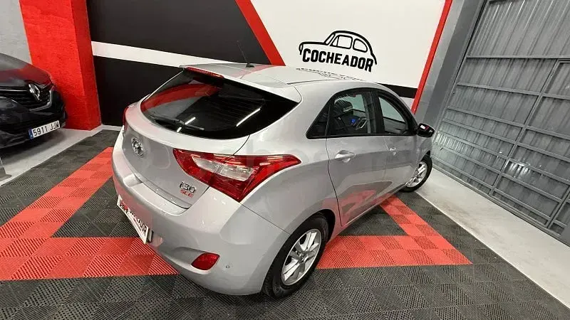 Usado Hyundai i30 100 CV (73 kW) 2013 Gris / plata Berlina