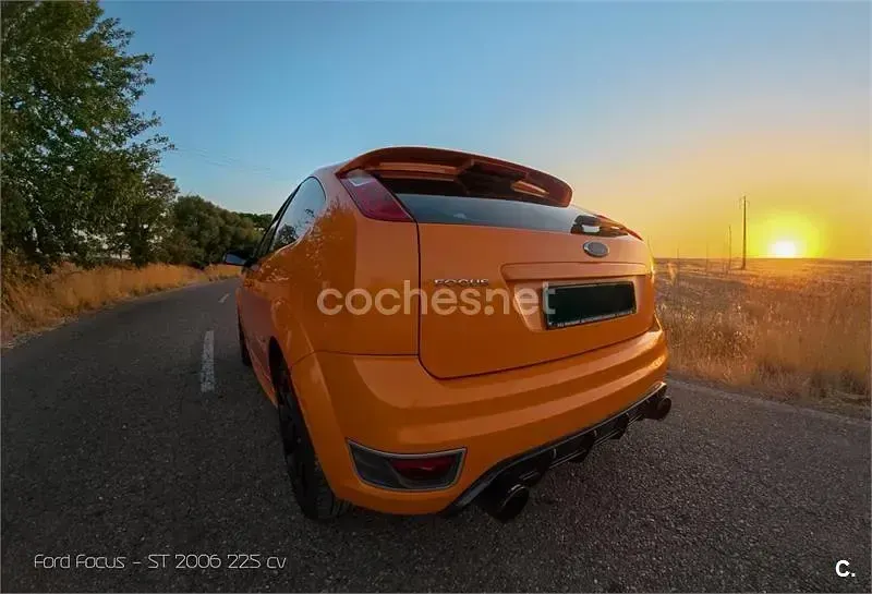 Usado Ford Focus ST 225 CV (165 kW) 2006 Naranja Berlina