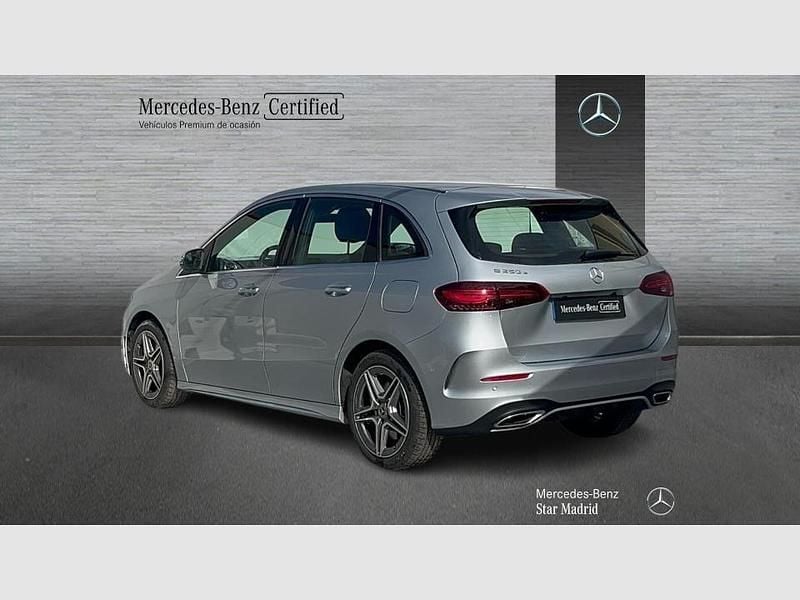 Usado Mercedes B250e AMG line 218 CV (160 kW) 2025 Gris / plata Monovolumen
