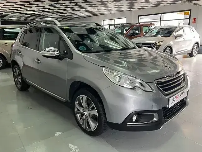 Usado Peugeot 2008 Allure 120 CV (88 kW) 2016 Gris / plata SUV