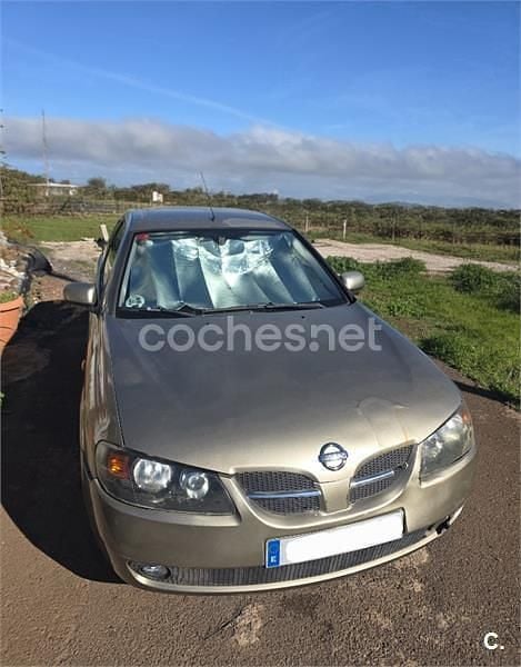 Usado Nissan Almera Visia 98 CV (72 kW) 2004 Beige Berlina