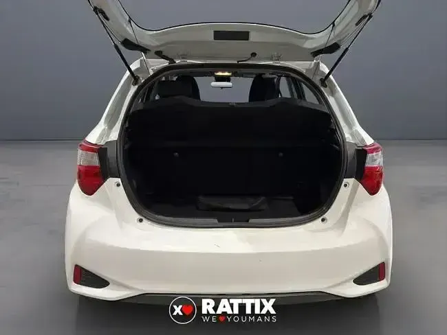 Usado Toyota Yaris Hybrid Active 100 CV (73 kW) 2020 Blanco Berlina