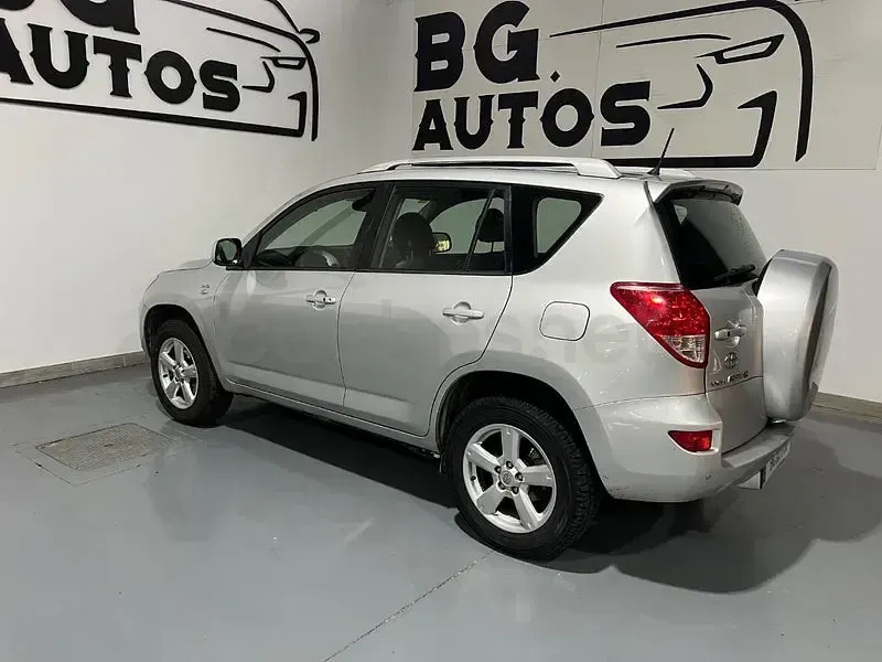 Usado Toyota RAV4 Luna 136 CV (100 kW) 2007 Gris / plata SUV