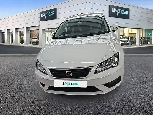 Usado Seat Leon Style 130 CV (95 kW) 2018 Blanco Berlina