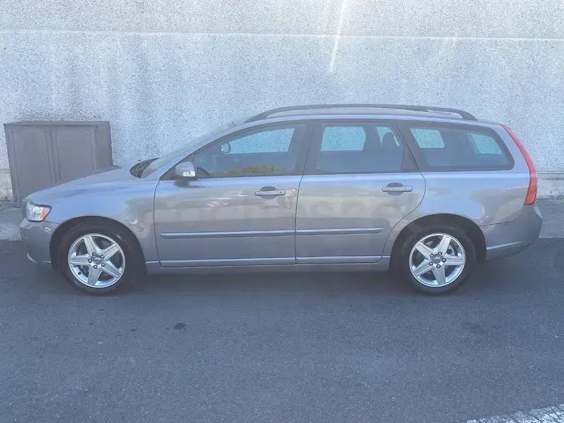 Usado Volvo V50 Momentum 136 CV (100 kW) 2009 Gris / plata Familiar