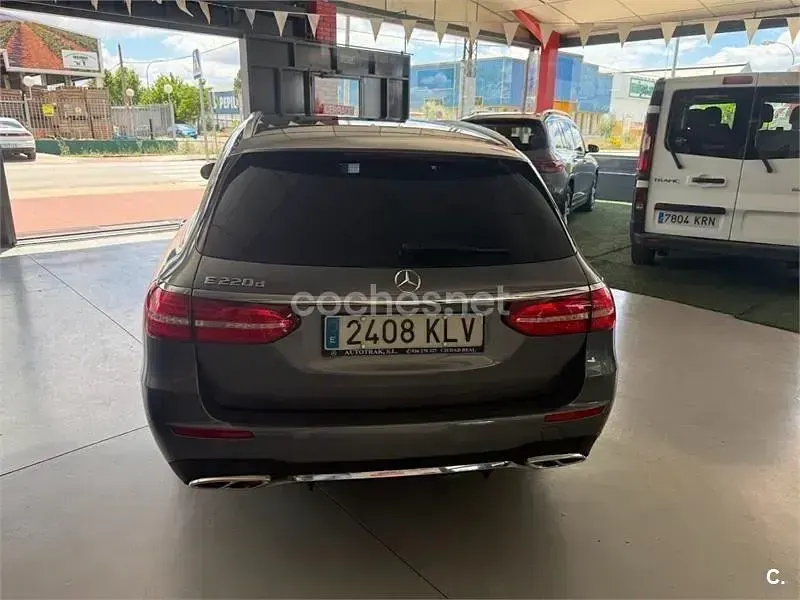Usado Mercedes E220 194 CV (142 kW) 2018 Gris / plata Familiar