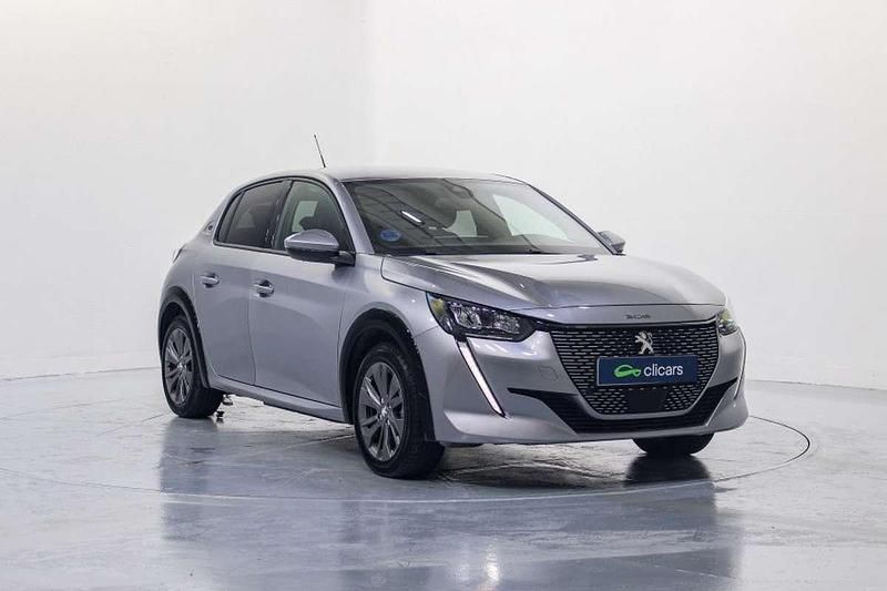 Usado Peugeot e-208 Allure 100 kW (136 CV) 2021 Plateado Utilitario